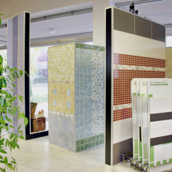 Showroom Benuzzi. Foto piano terra. Elementi ad L fronte vetrina per esposizione rivestimenti.