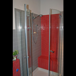 Casa B04 Foto del bagno di servizio al piano terra. Rivestimento in piastrelle ceramiche e mosaico ceramico.