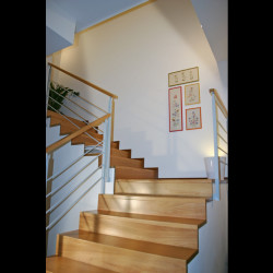 Casa B04 Foto della scala con rivestimento continuo in legno.