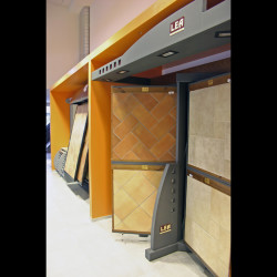 Showroom Benuzzi. Foto piano terra. Box-contenitori per pannelli espositivi.