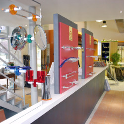 Showroom Benuzzi. Foto piano terra. Zona espositiva accessori bagno.