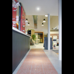 Showroom Benuzzi. Piano terra. Zona esposizione accessori bagno.