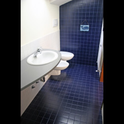 Casa B04 Foto del bagno nel sottotetto con piastrelle bianche e blu